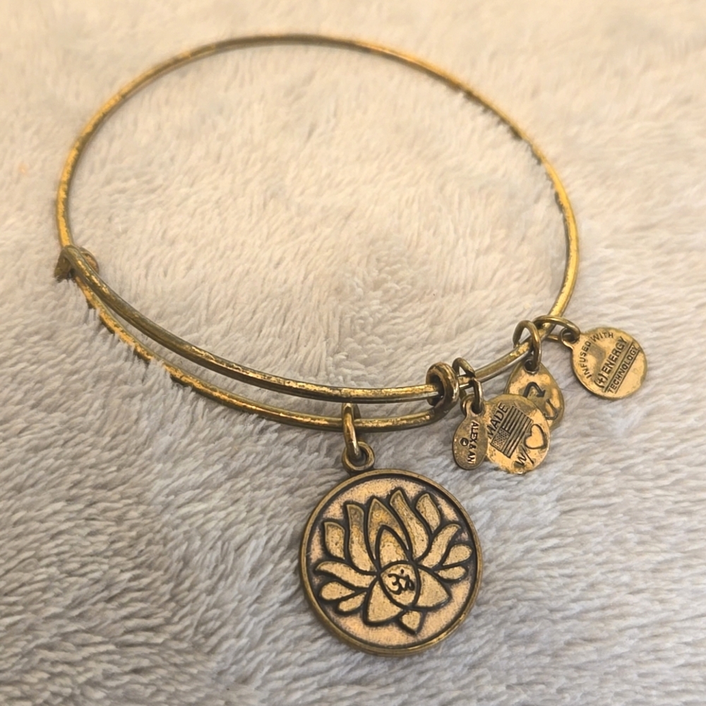 #100 ALEX AND ANI 2014 Gold Tone Lotus Flower Charm Adjustable Bracelet - Picture 1 of 4